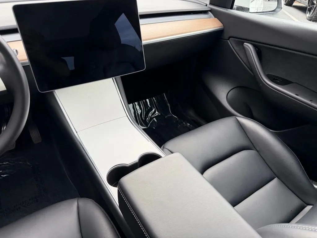 Tesla Model Y photo 43