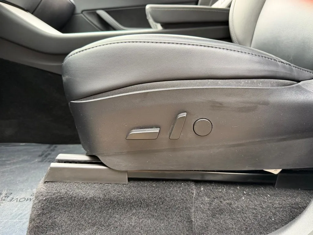 Tesla Model Y photo 28