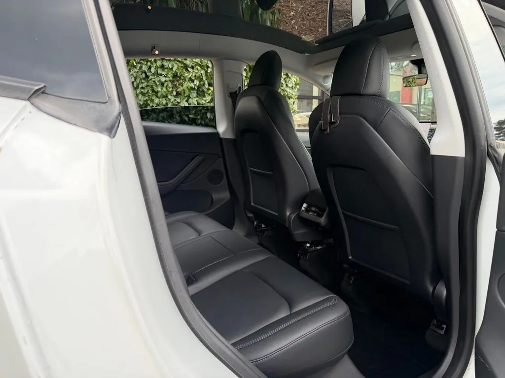Tesla Model Y photo 39