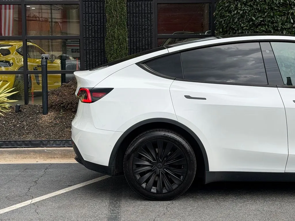 Tesla Model Y photo 23