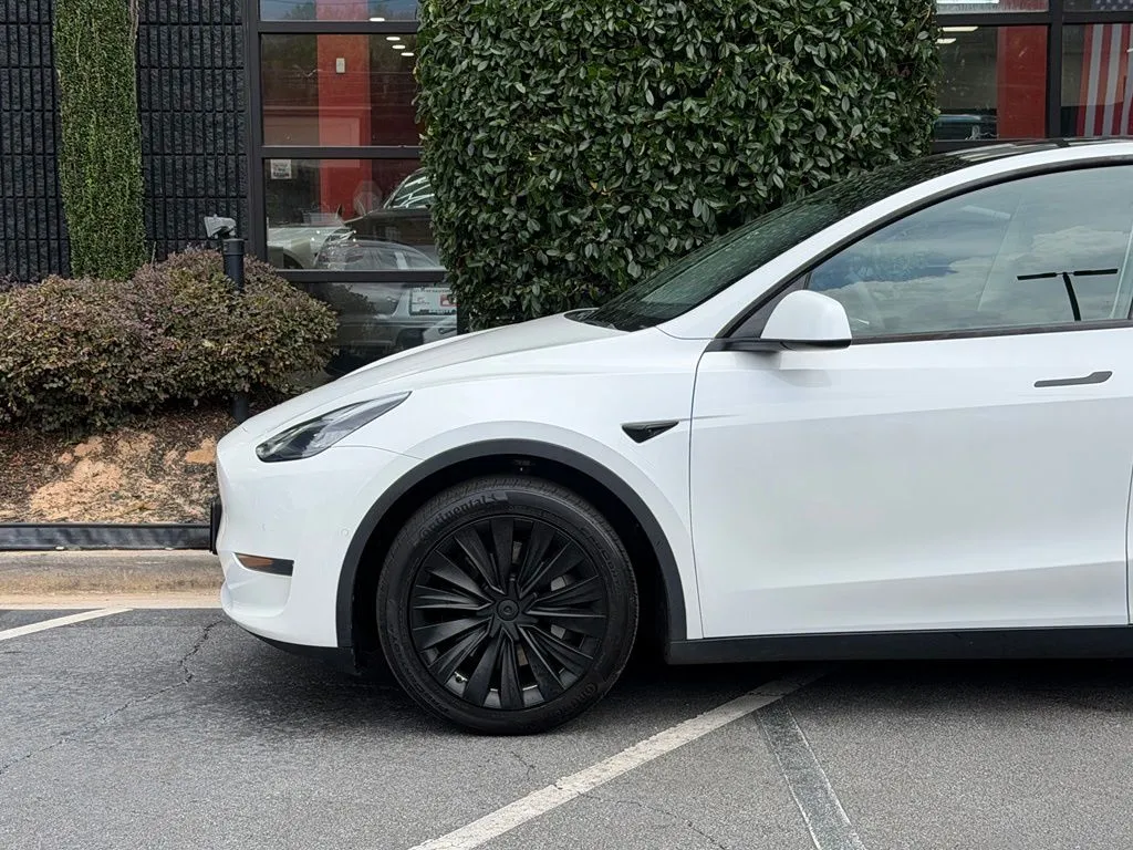 Tesla Model Y photo 11