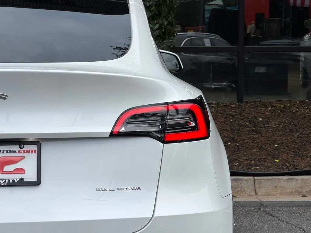 Tesla Model Y photo 17