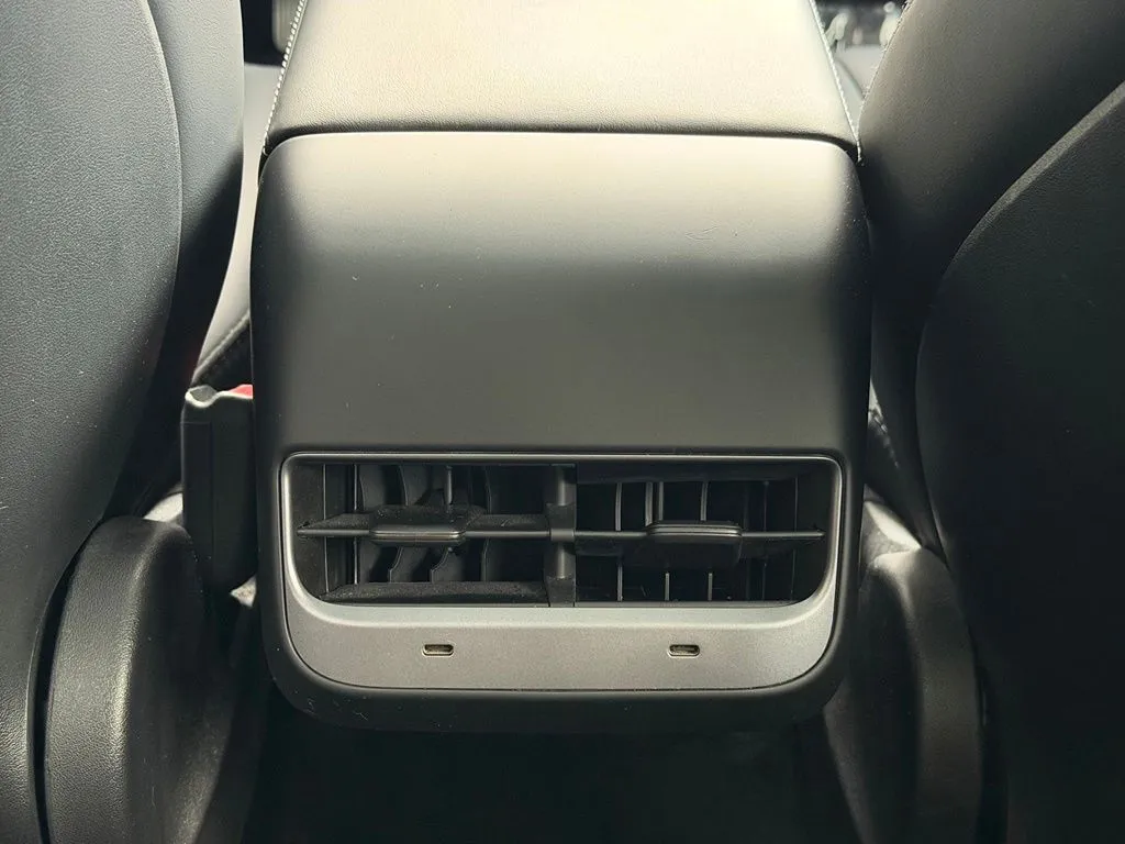 Tesla Model Y photo 50