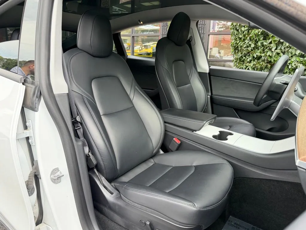 Tesla Model Y photo 35