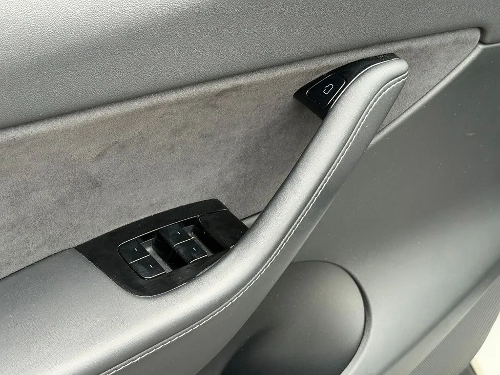 Tesla Model Y photo 30