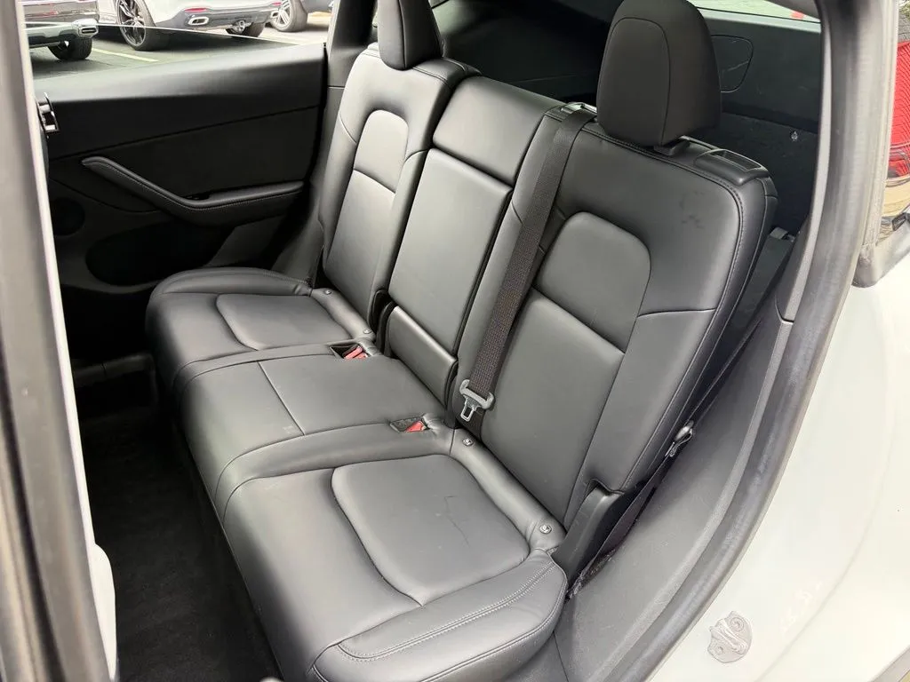 Tesla Model Y photo 32