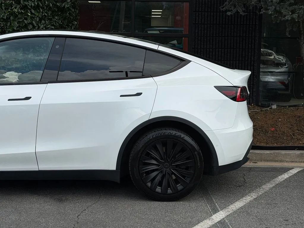 Tesla Model Y photo 12