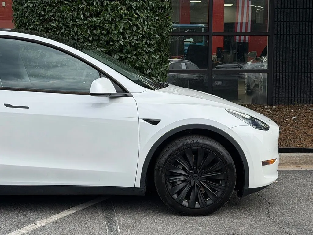 Tesla Model Y photo 24
