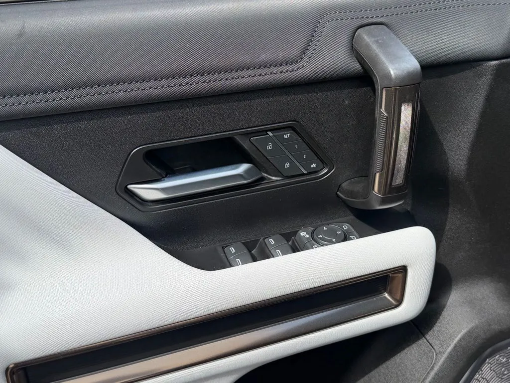 GMC Hummer EV photo 28