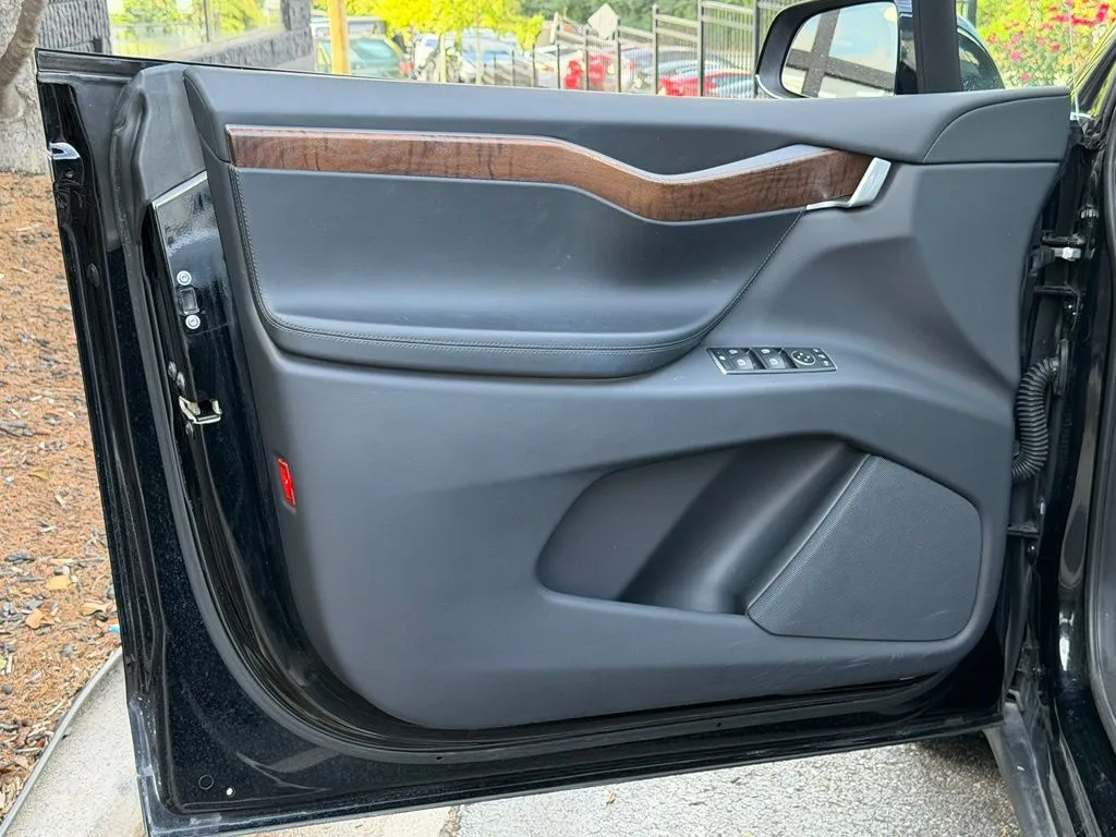 Tesla Model X photo 28