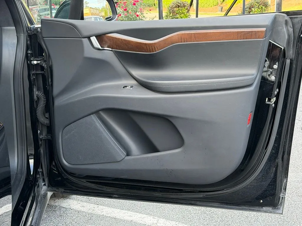 Tesla Model X photo 37