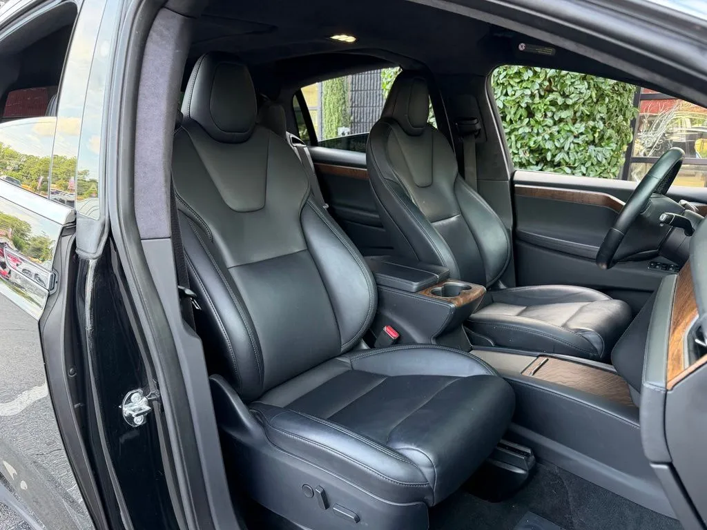 Tesla Model X photo 35