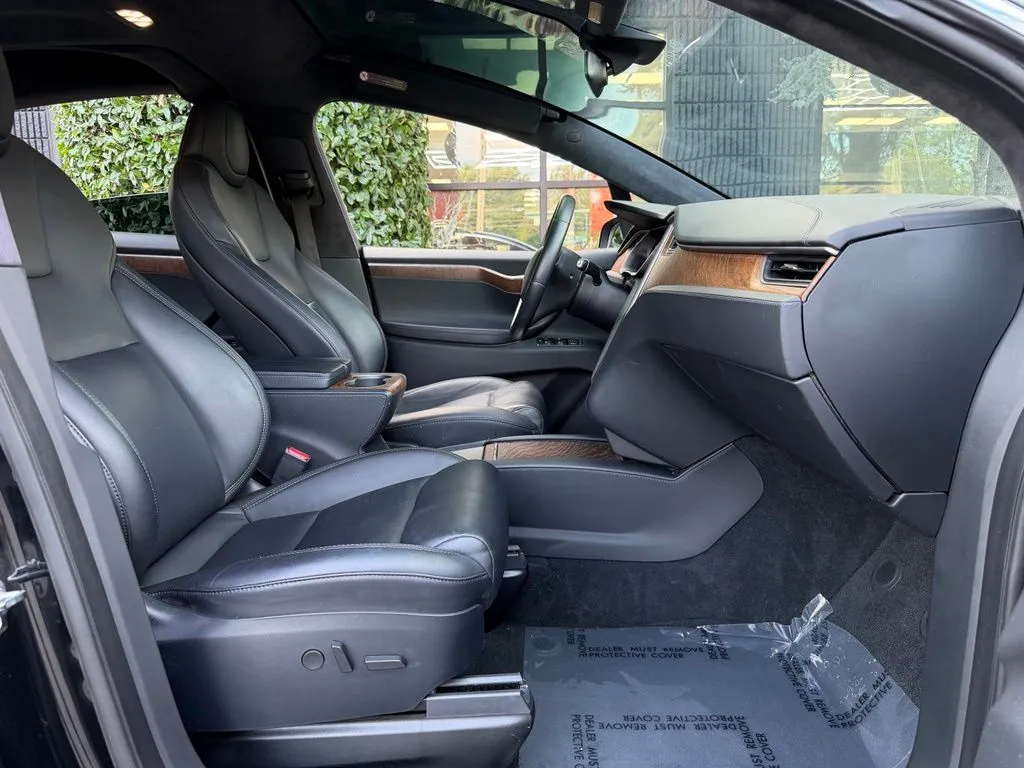 Tesla Model X photo 34