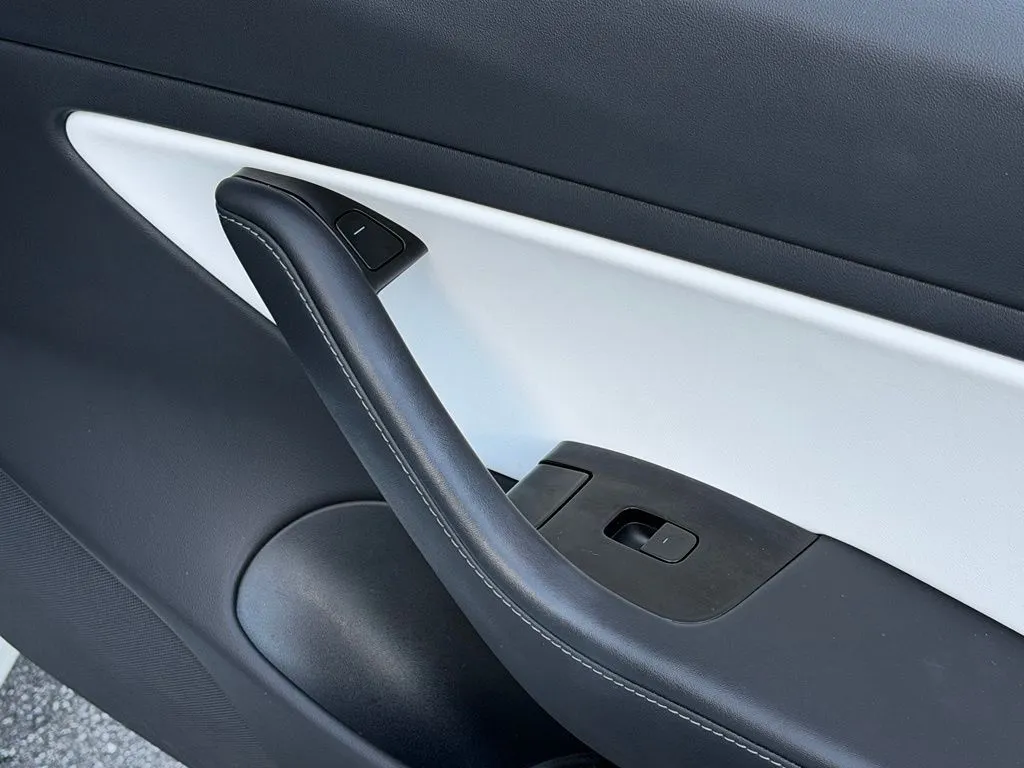 Tesla Model 3 photo 37
