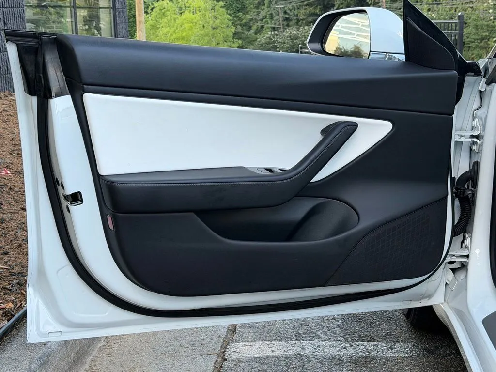 Tesla Model 3 photo 28