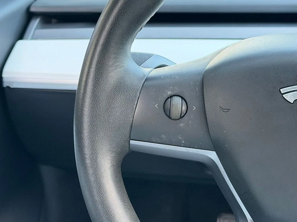 Tesla Model 3 photo 44