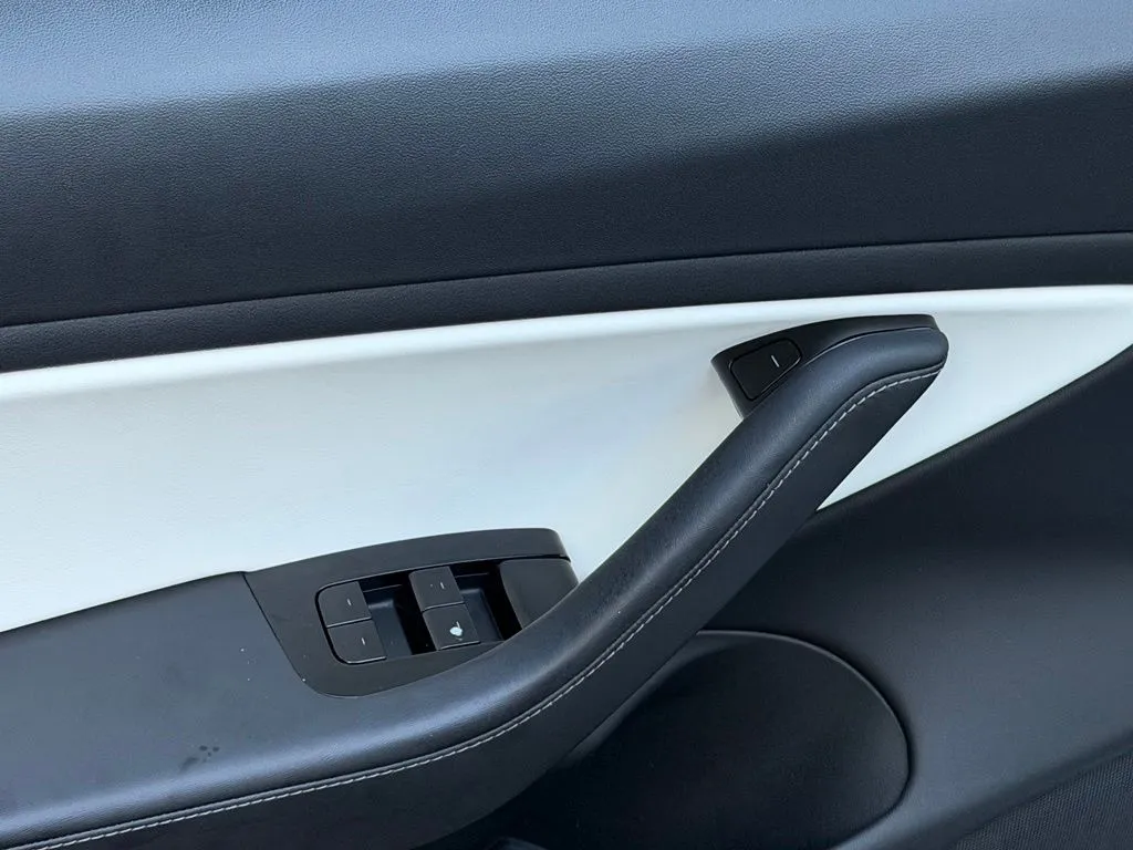 Tesla Model 3 photo 29