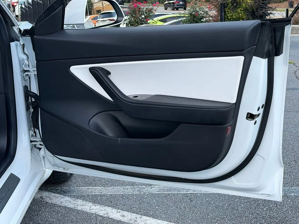 Tesla Model 3 photo 36