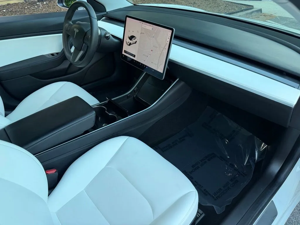 Tesla Model 3 photo 32