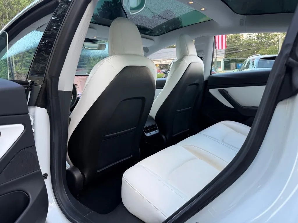 Tesla Model 3 photo 30