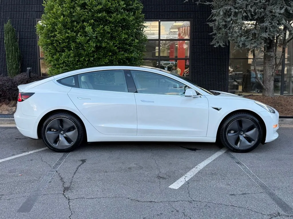 Tesla Model 3 photo 21