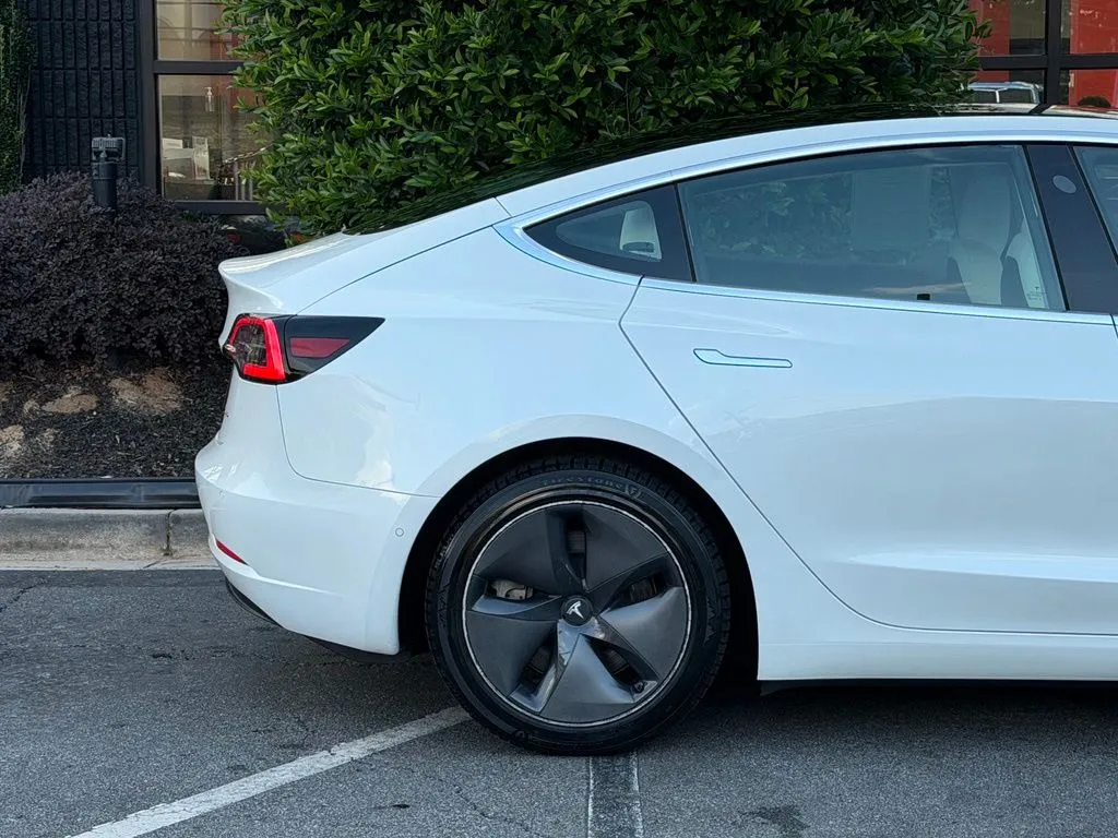 Tesla Model 3 photo 22