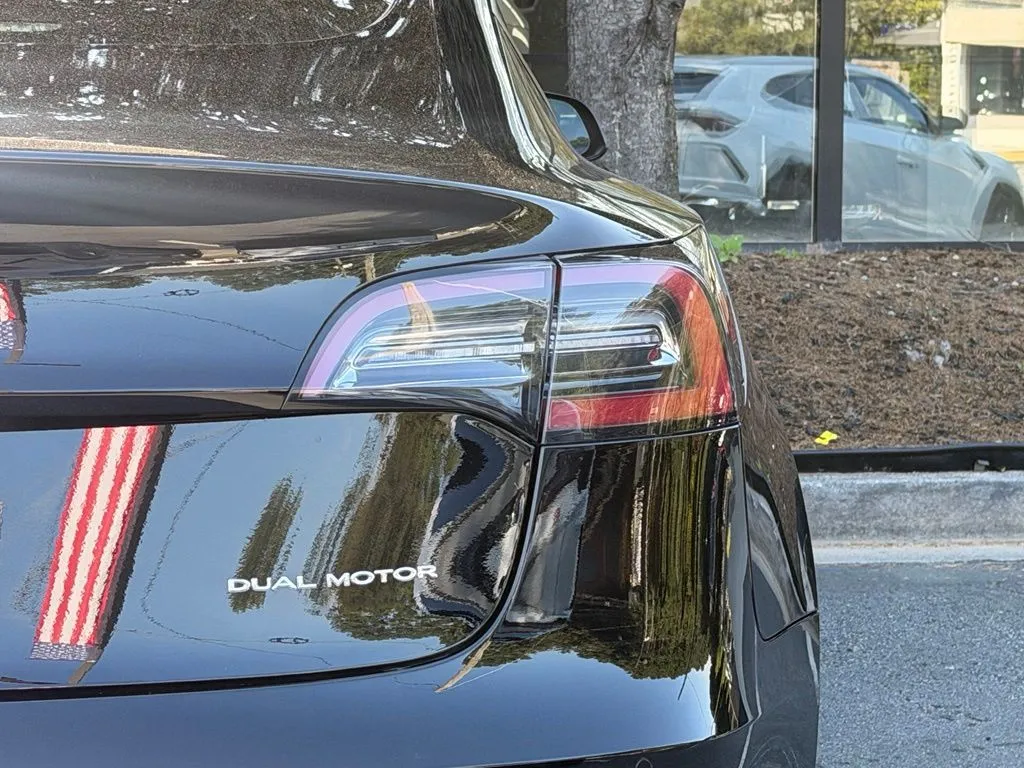 Tesla Model 3 photo 16