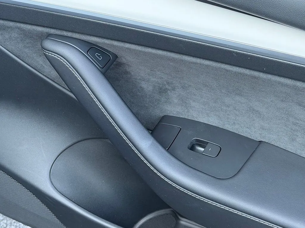 Tesla Model 3 photo 37
