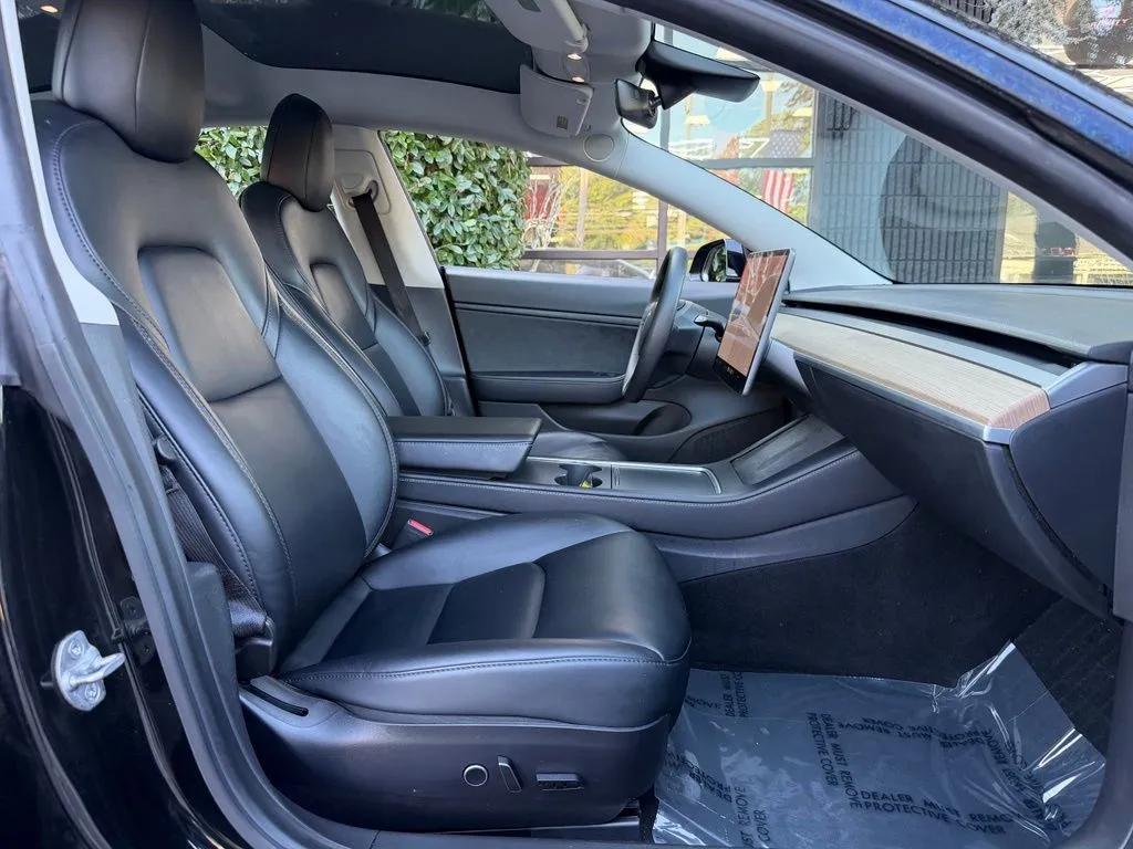 Tesla Model 3 photo 32