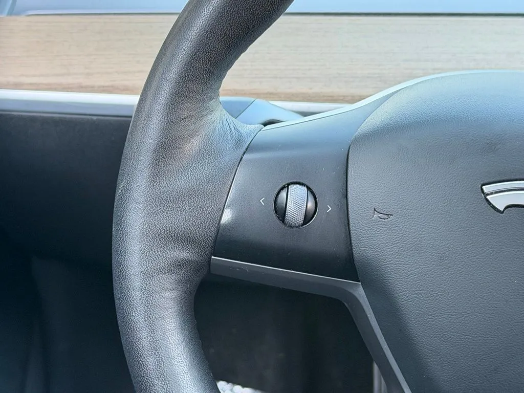 Tesla Model Y photo 43