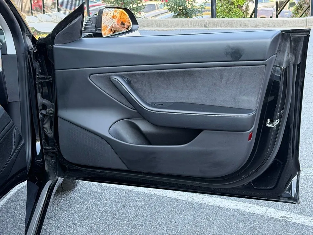 Tesla Model Y photo 35