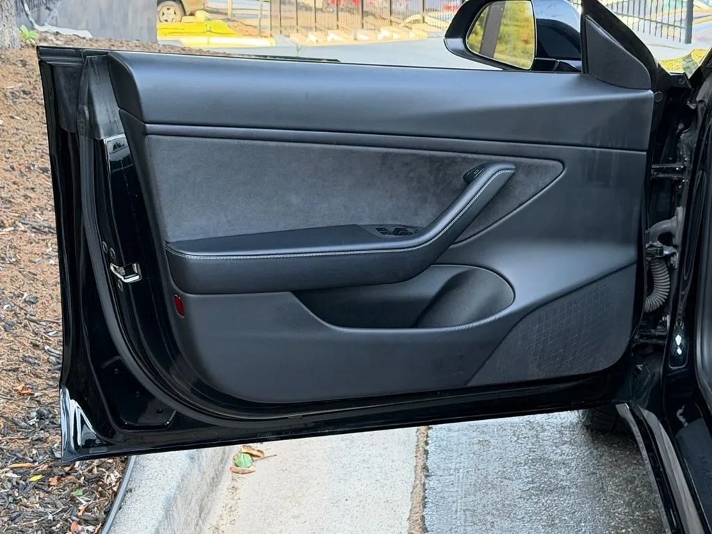 Tesla Model Y photo 27
