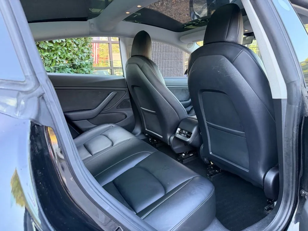 Tesla Model Y photo 37