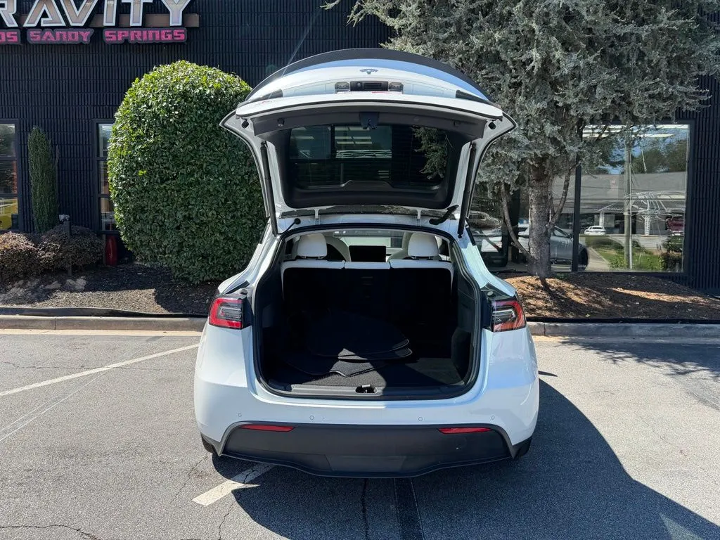 Tesla Model Y photo 17