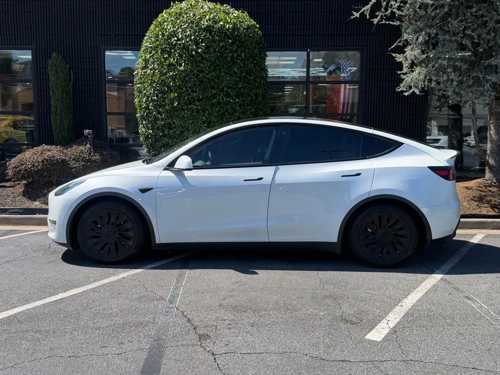 Tesla Model Y photo 9