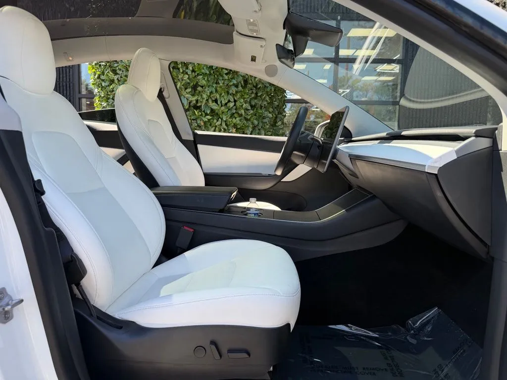 Tesla Model Y photo 33