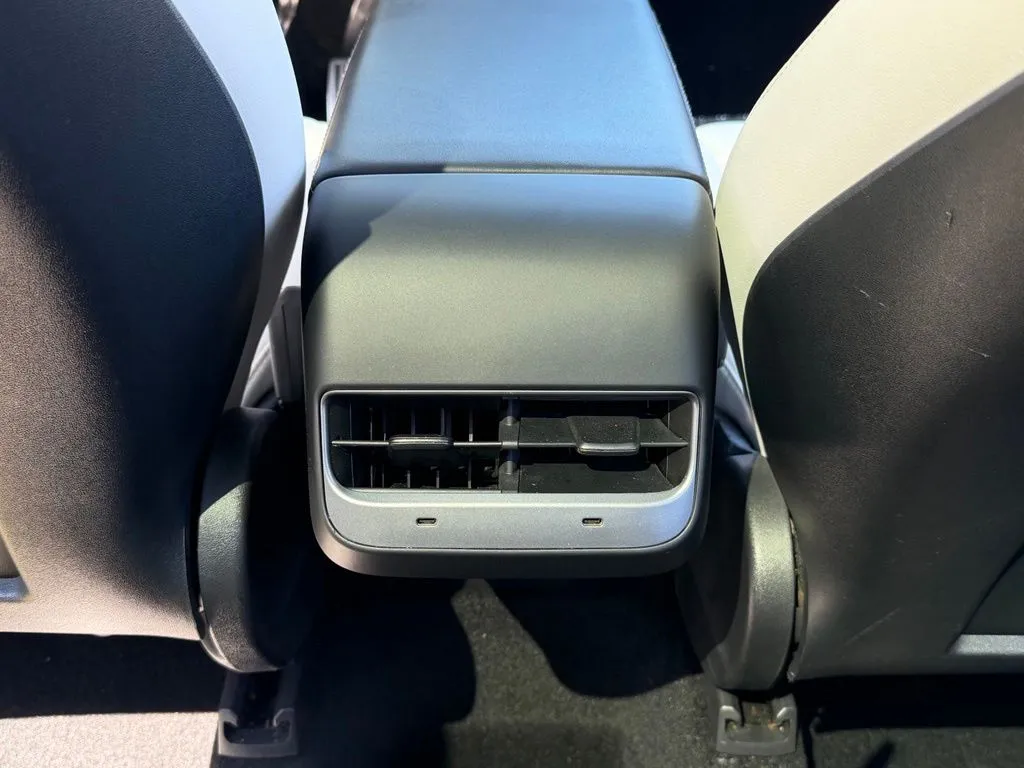 Tesla Model Y photo 49