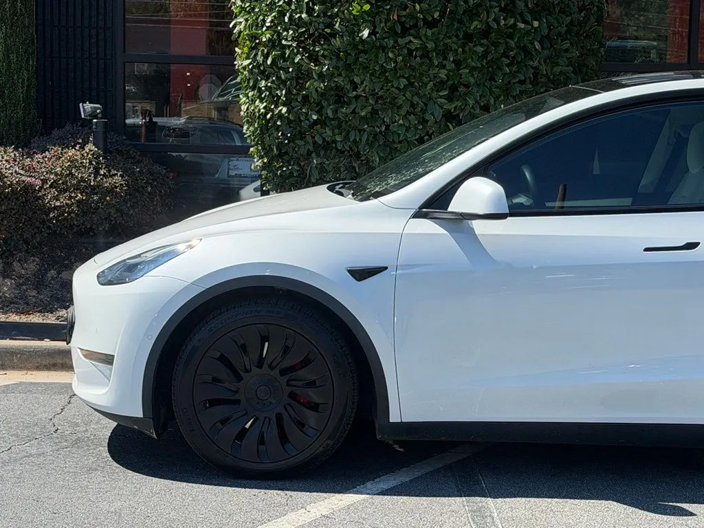 Tesla Model Y photo 10