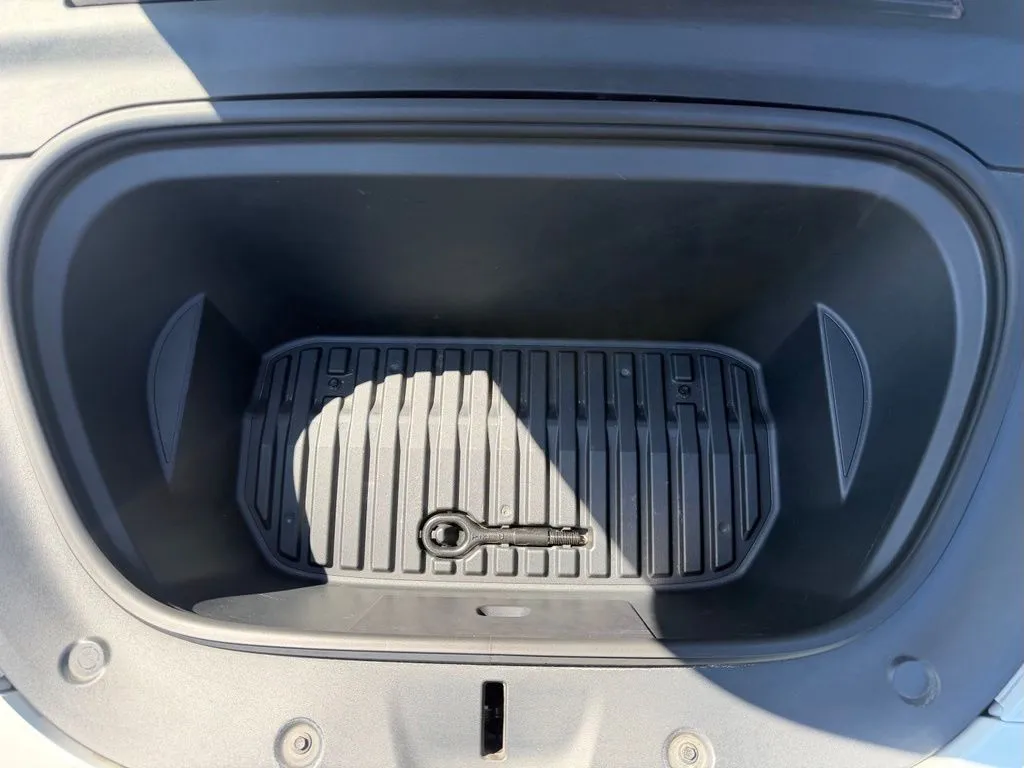 Tesla Model Y photo 6