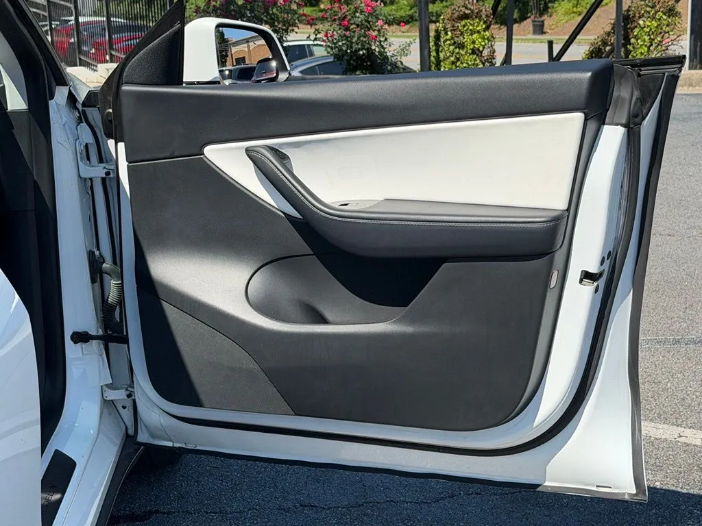 Tesla Model Y photo 36