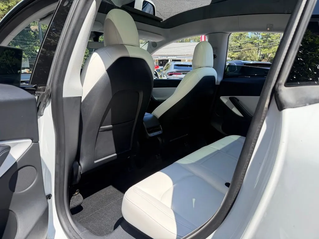 Tesla Model Y photo 30