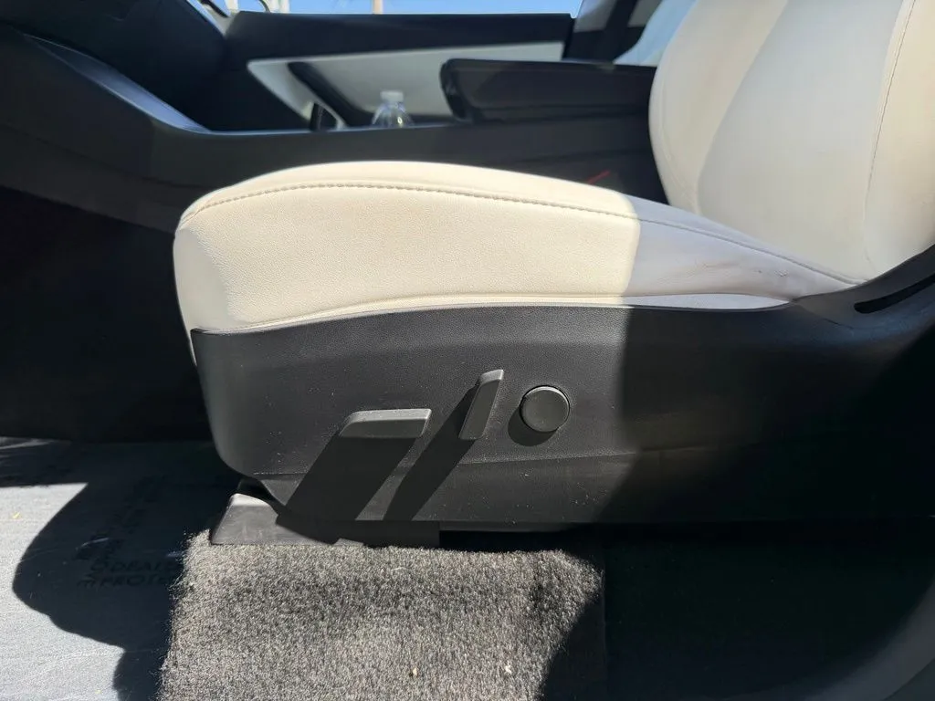 Tesla Model Y photo 27