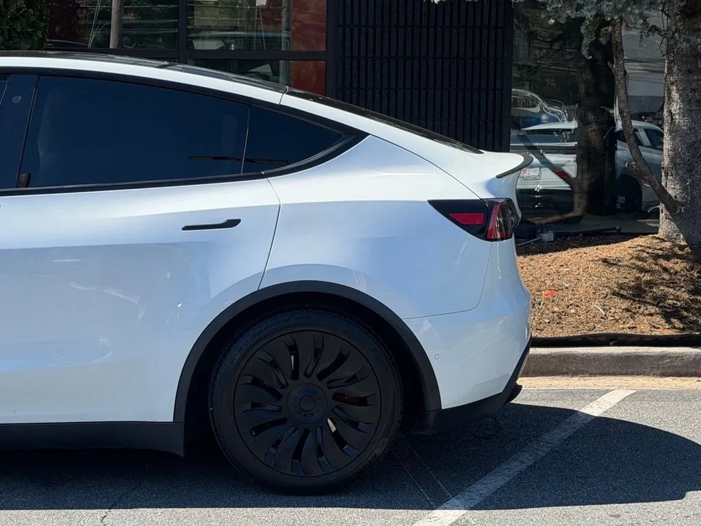Tesla Model Y photo 11