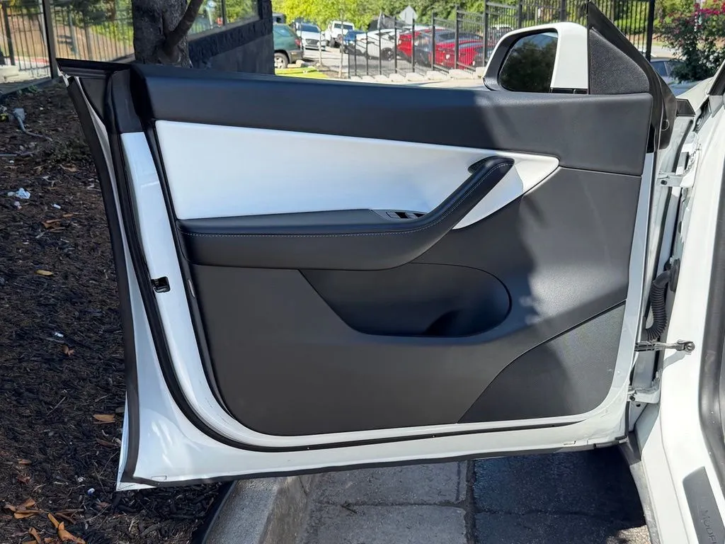 Tesla Model Y photo 28