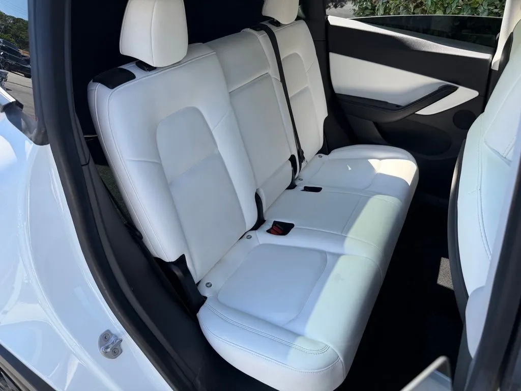 Tesla Model Y photo 39