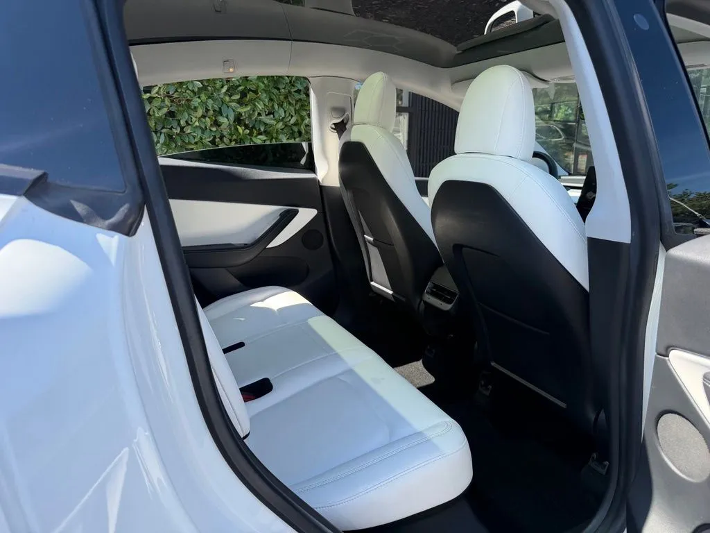 Tesla Model Y photo 38