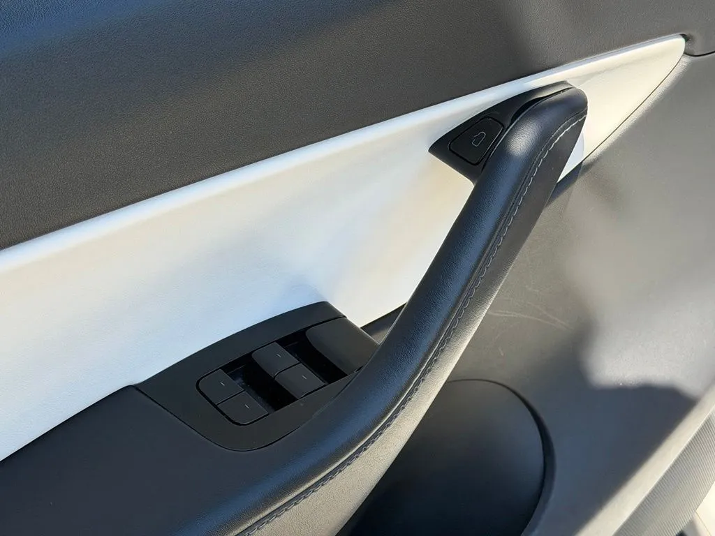 Tesla Model Y photo 29