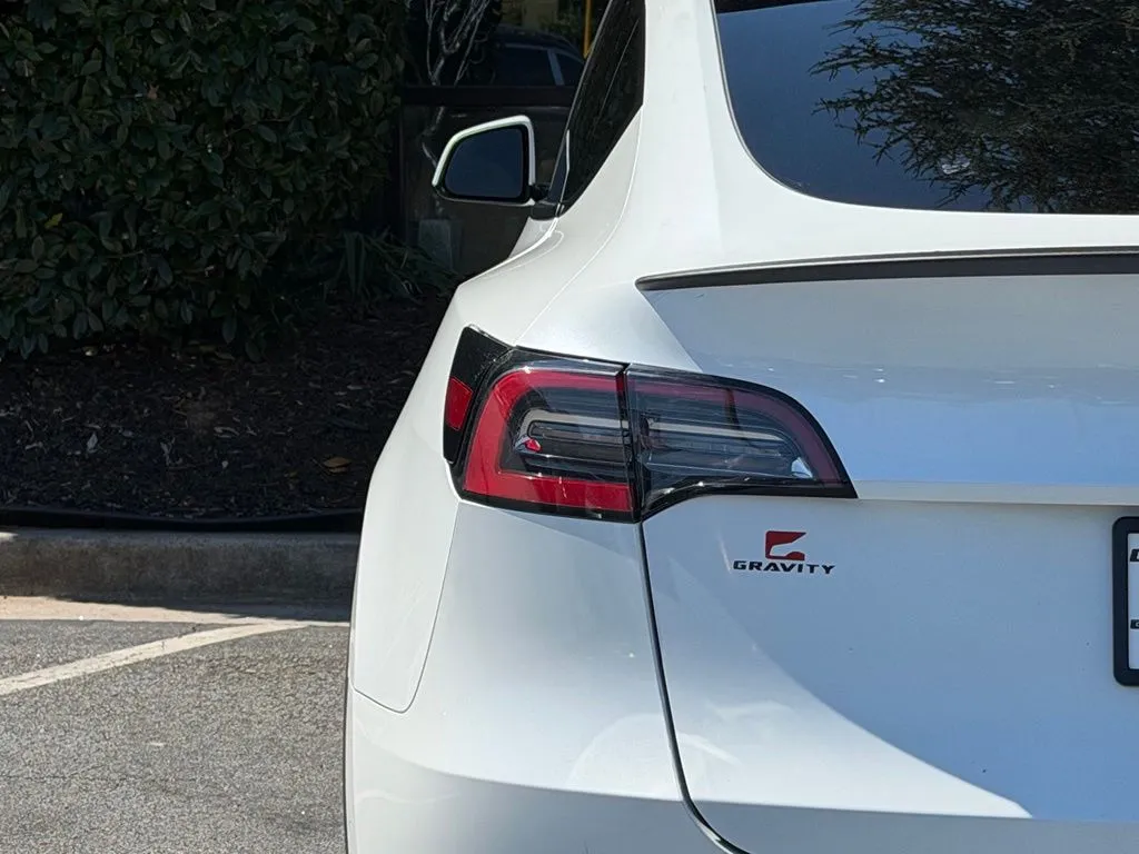 Tesla Model Y photo 15