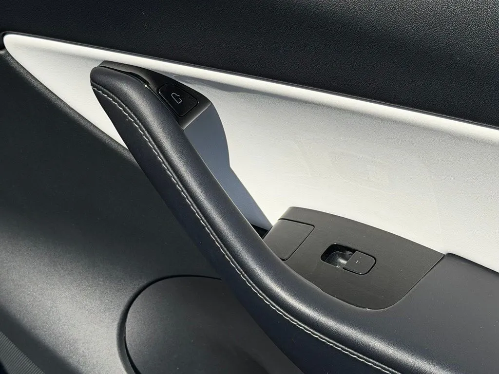 Tesla Model Y photo 37