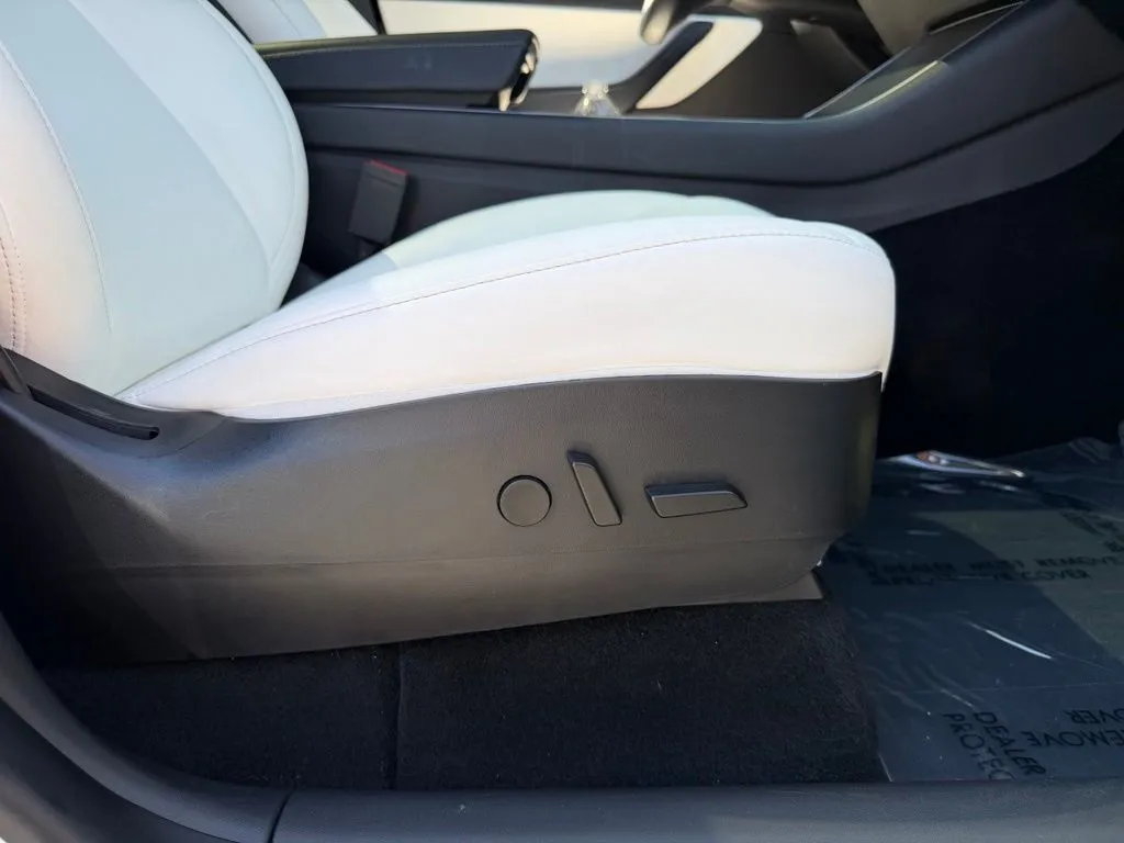 Tesla Model Y photo 35